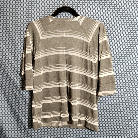 Eight Sixty - Women's 2 tone grey, 3/4 sleeve top with vertical stripes. Size- M - Picture 6 of 6